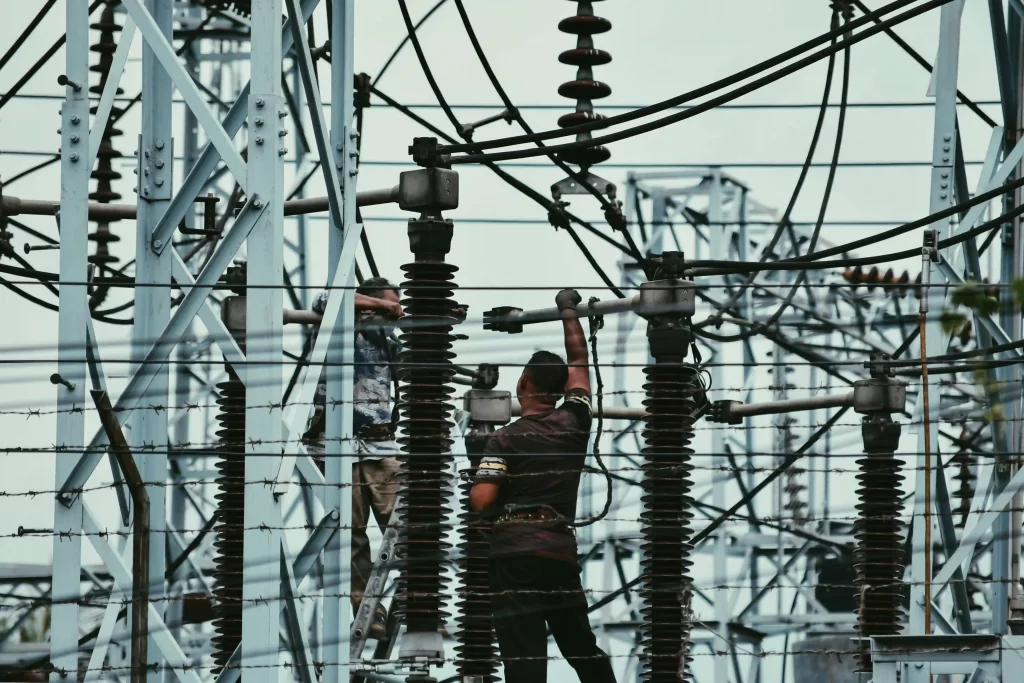 Mallas de puesta a tierra en una subestación eléctrica.