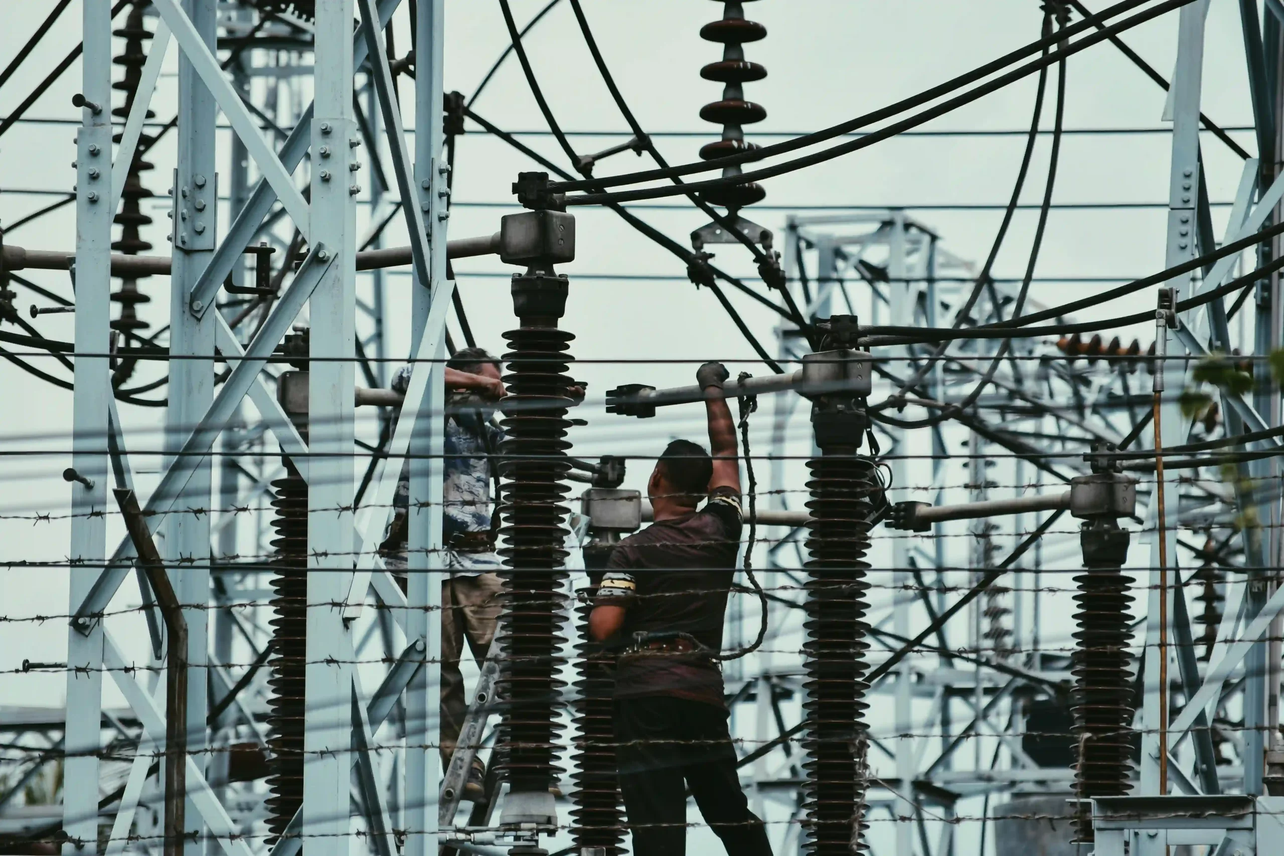 Mallas de puesta a tierra en una subestación eléctrica.