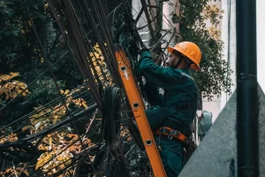 Mallas de puesta a tierra en una subestación eléctrica.